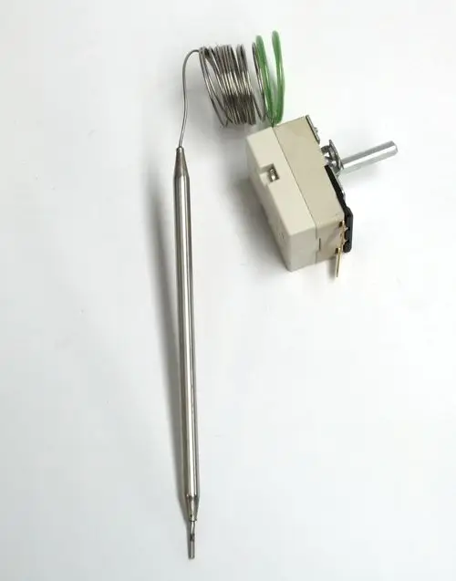 Regelthermostat von Daikin mit einem langen, metallischen Sensor und einem Gehäuse, das eine Bedieneinheit und Anschlüsse zeigt. Ausstattung für Temperaturregelung.